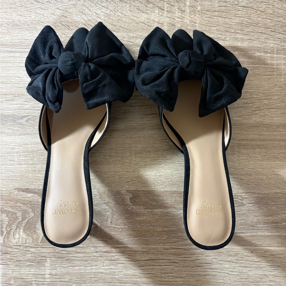 Crown & Ivy Black Kitten Heels with Elegant Bow